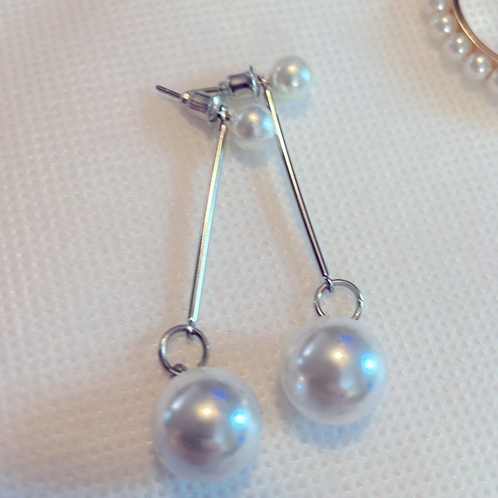 5 Pair Earring Set - Goldtone & Silvertone - Dangle & Hoops NWOT - Picture 4 of 6